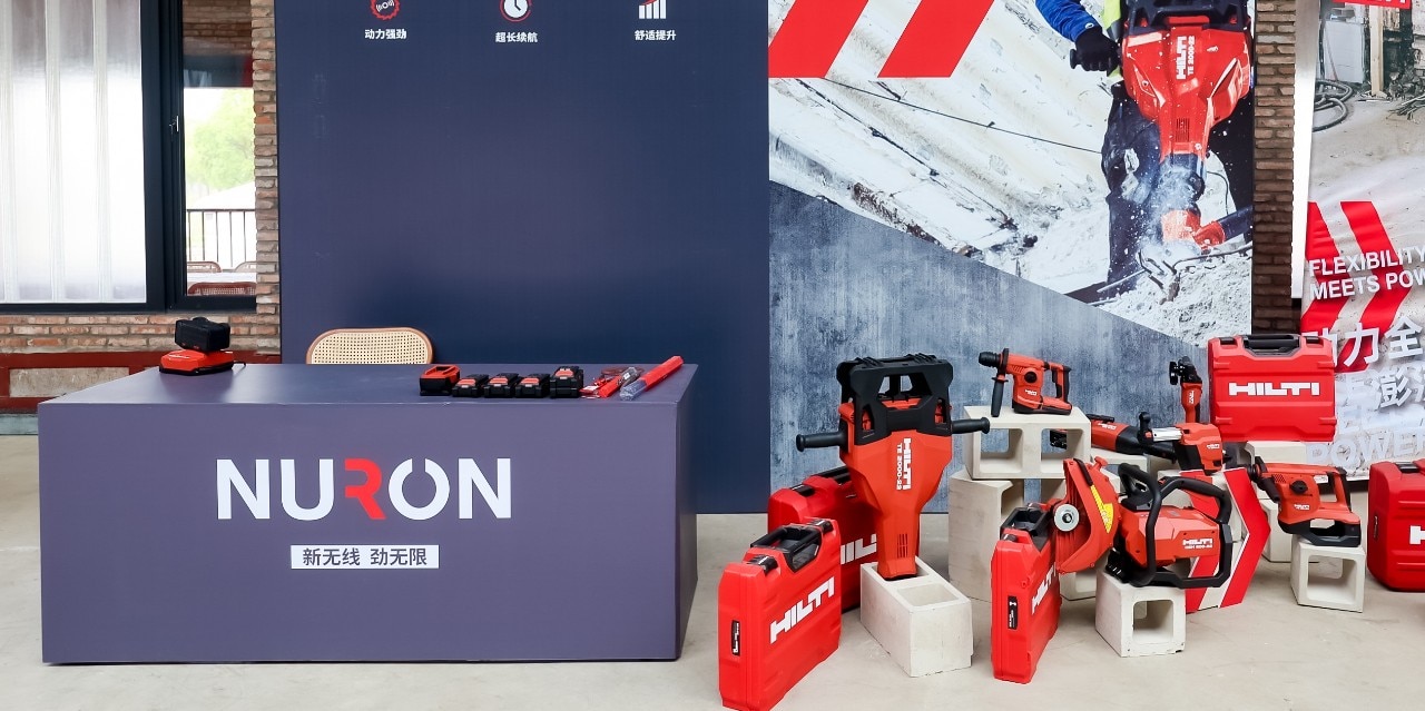 喜利得集團預埋槽事業(yè)部總負責人Simon Rolshoven、蘇州工廠(chǎng)總經(jīng)理Heinz Nieder、喜利得中國總經(jīng)理夏岱為新工廠(chǎng)剪彩